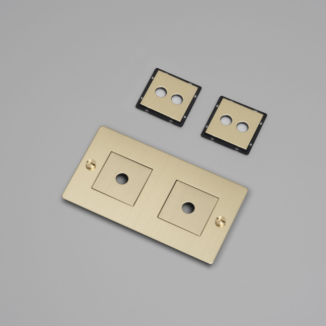 Buster and Punch - 2G WALL PLATE / MET VULLINGEN / HORIZONTAAL