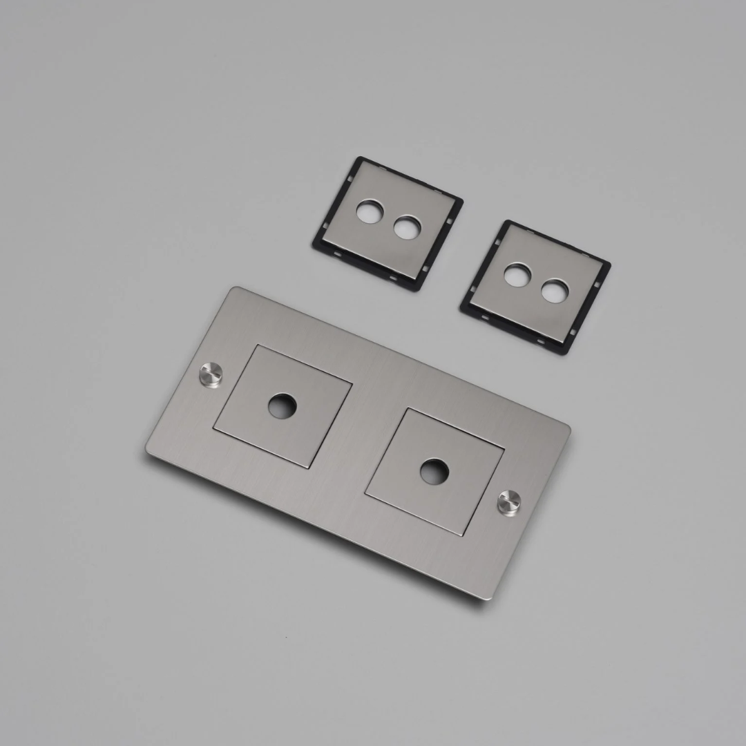 Buster and Punch - 2G WALL PLATE / MET VULLINGEN / HORIZONTAAL
