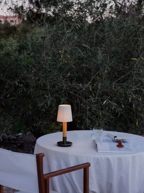 Santa Cole - Basis Minimale Batterij tafellamp - KOOT