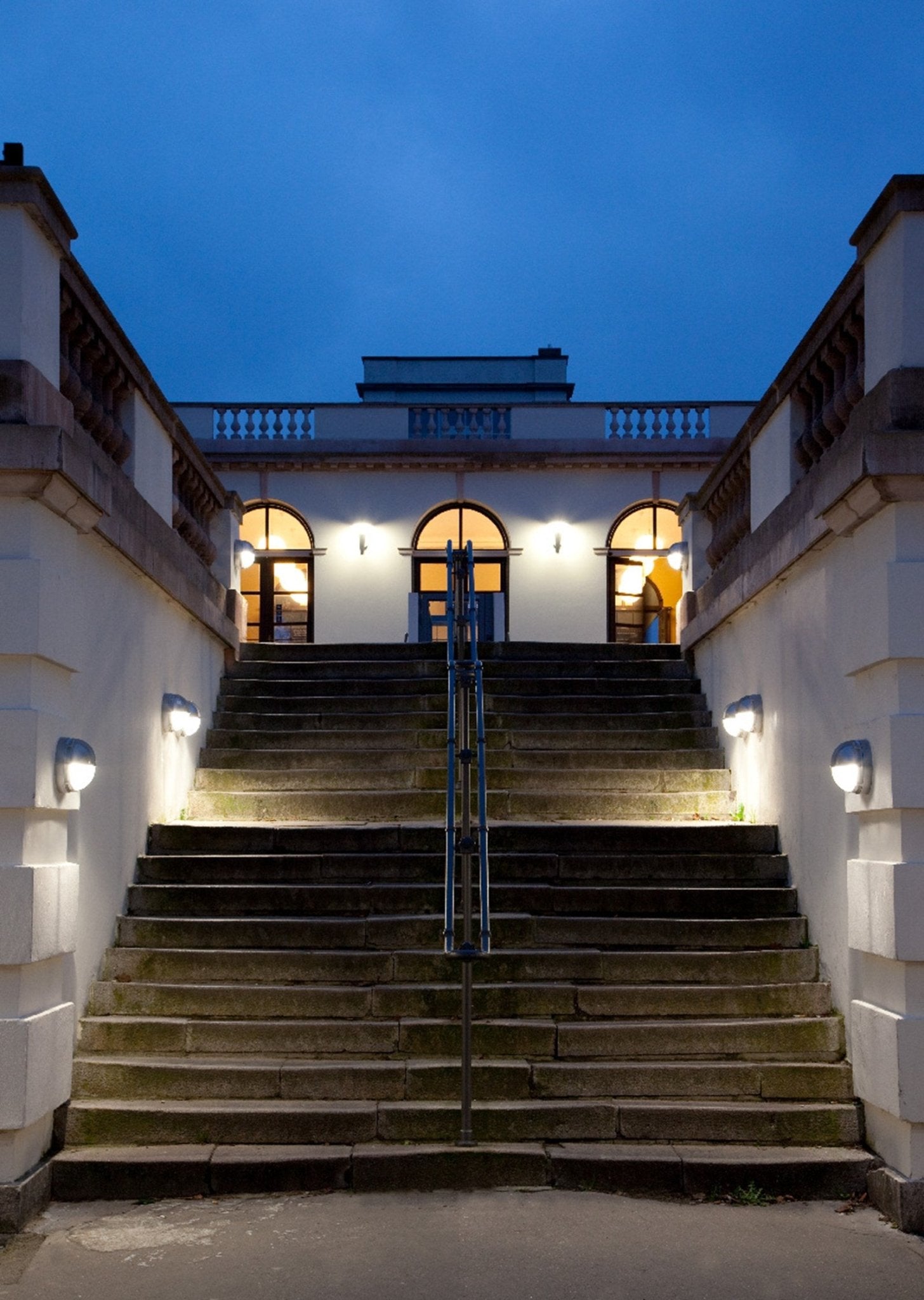 Louis Poulsen - Skot Wandlampen LED 3000K Half Afgeschermd Helder Aluminium kleur - KOOT